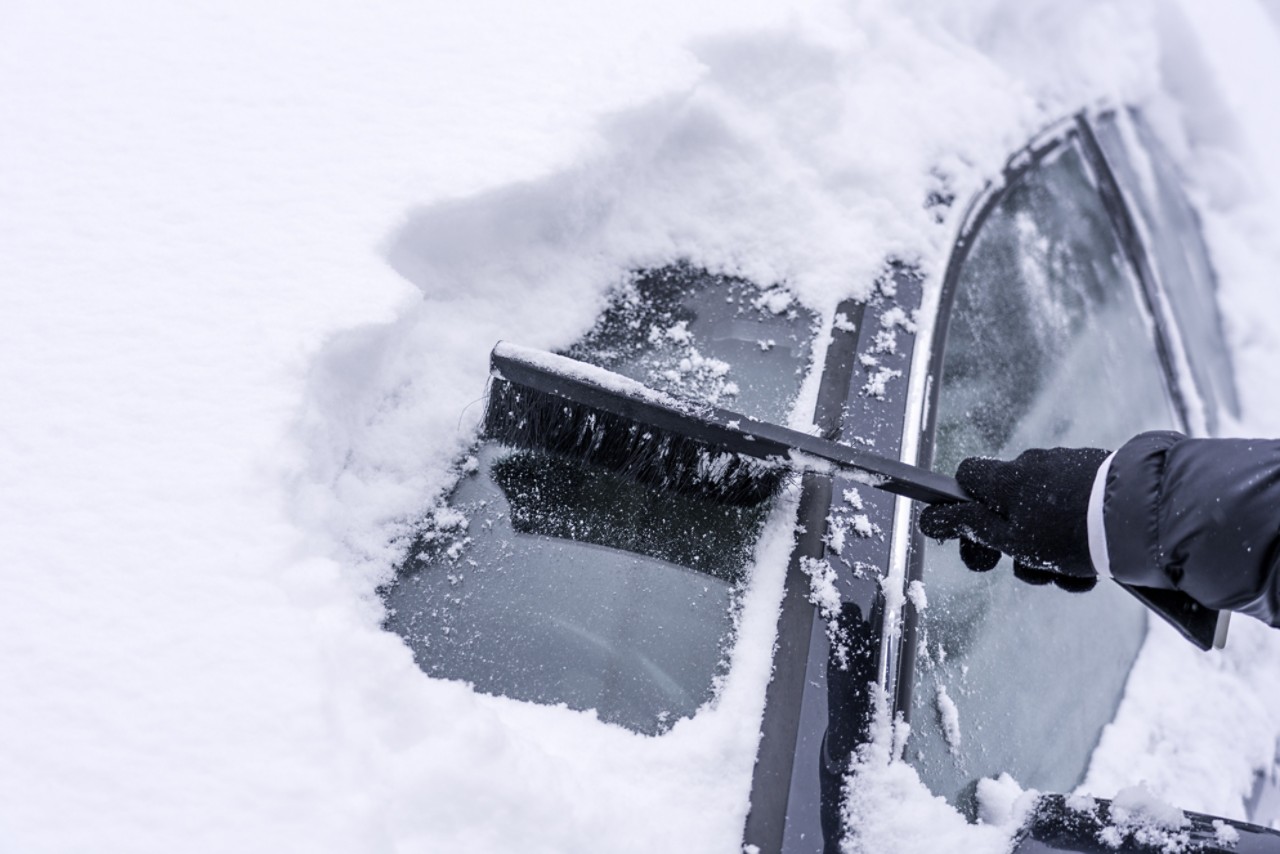 Auton puhdistus lumesta ja jäästä