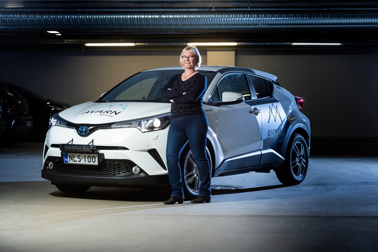 Toyota C-HR ja Avarn Securityn hankintapäällikkö Cia Karoliussen