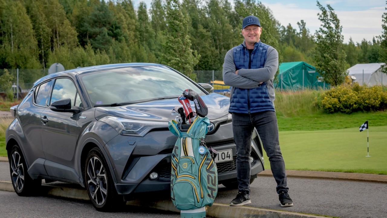 Radio NRJ:n ja Nostalgian maajohtaja Esa Lahdenpää ja Toyota C-HR