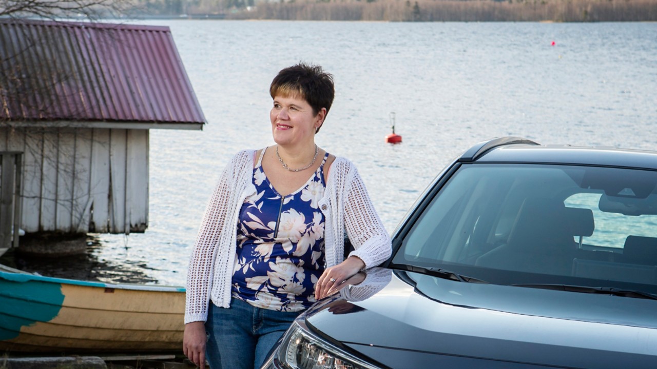 Tuula Ahola ja Toyota RAV4 Hybrid