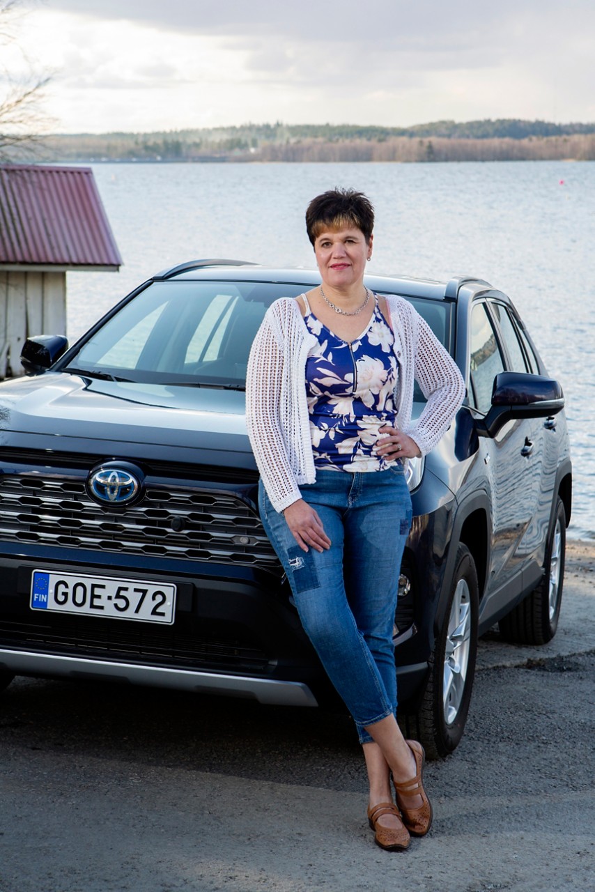 Tuula Ahola ja Toyota RAV4 Hybrid