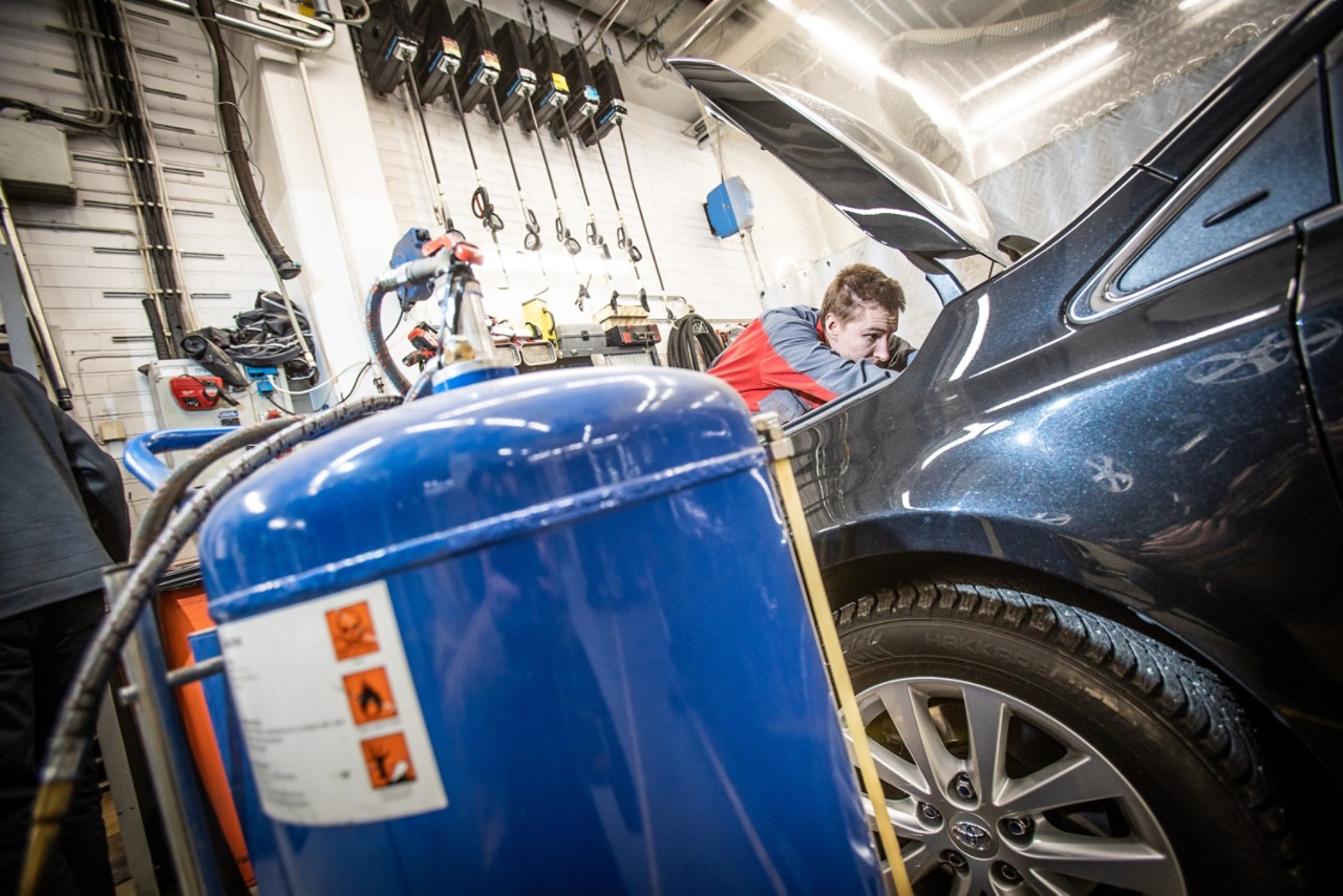 Mekaanikko Samuli Hakkarainen askartelee Toyota Avensiksen kimpussa, johon on tankattu vahingossa väärää polttoainetta. Hakkarainen tyhjentää moottorin ja imee polttoaineen talteen.