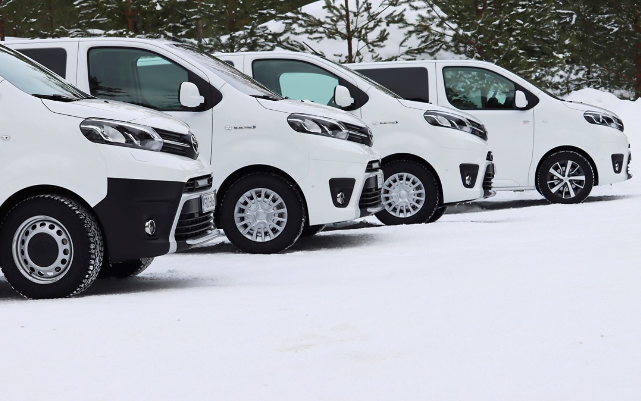 Valkoisia Toyota Proace -autoja.