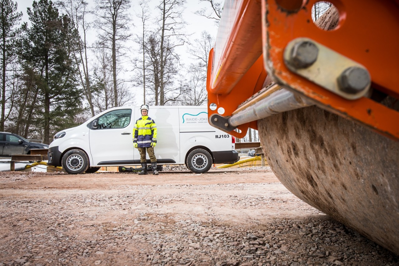 Toyota Proace ja Otaniemi-Keilaniemi työmaalohkon aluevastaava Mikko Illikainen