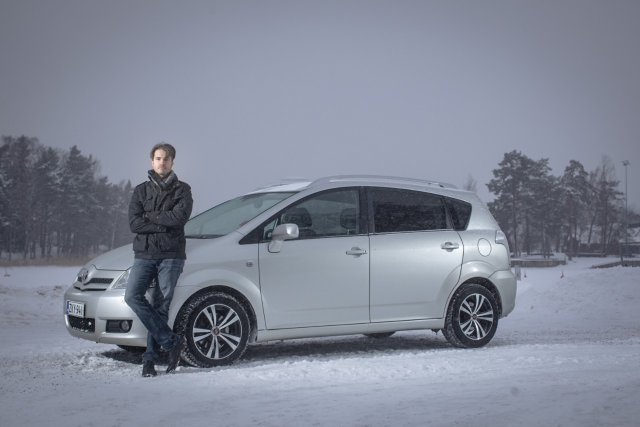 Säveltäjä Ilari Hylkilä ja Toyota Corolla Verso