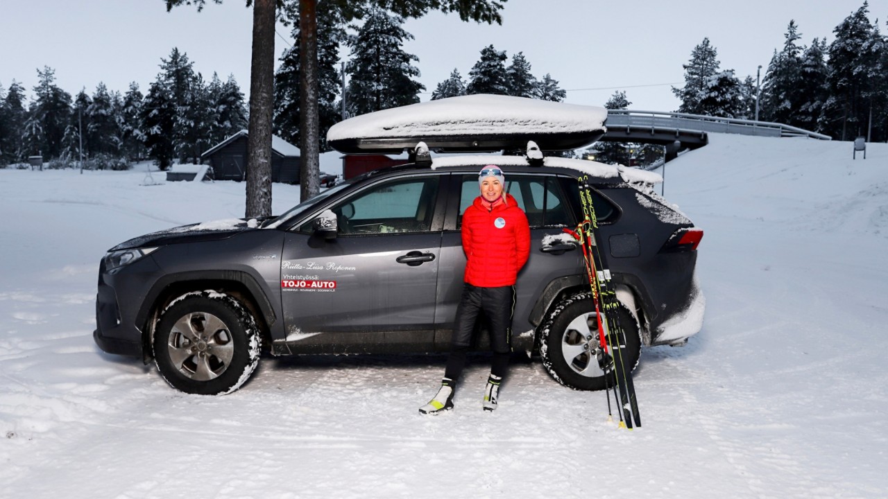 Maastohiihtäjä Riitta-Liisa Roponen ja Toyota RAV4