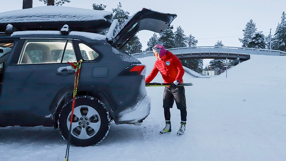 Maastohiihtäjä Riitta-Liisa Roponen ja Toyota RAV4