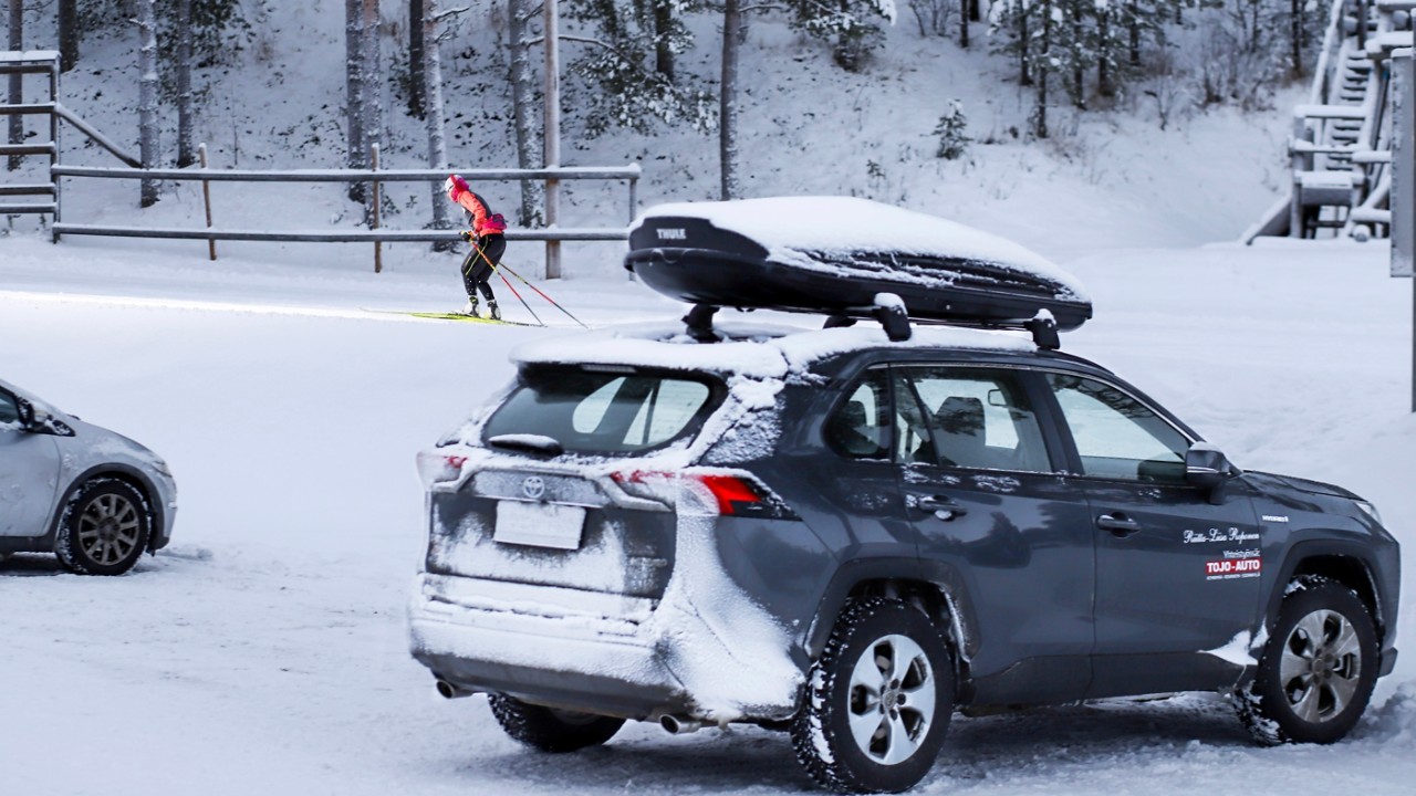 Maastohiihtäjä Riitta-Liisa Roponen ja Toyota RAV4