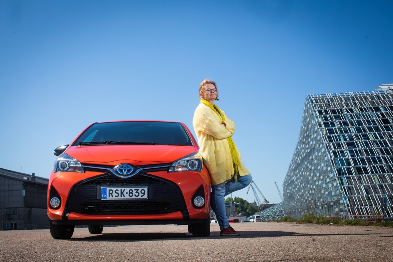 Museotoimenjohtaja Kirsi Niku ja Toyota Yaris