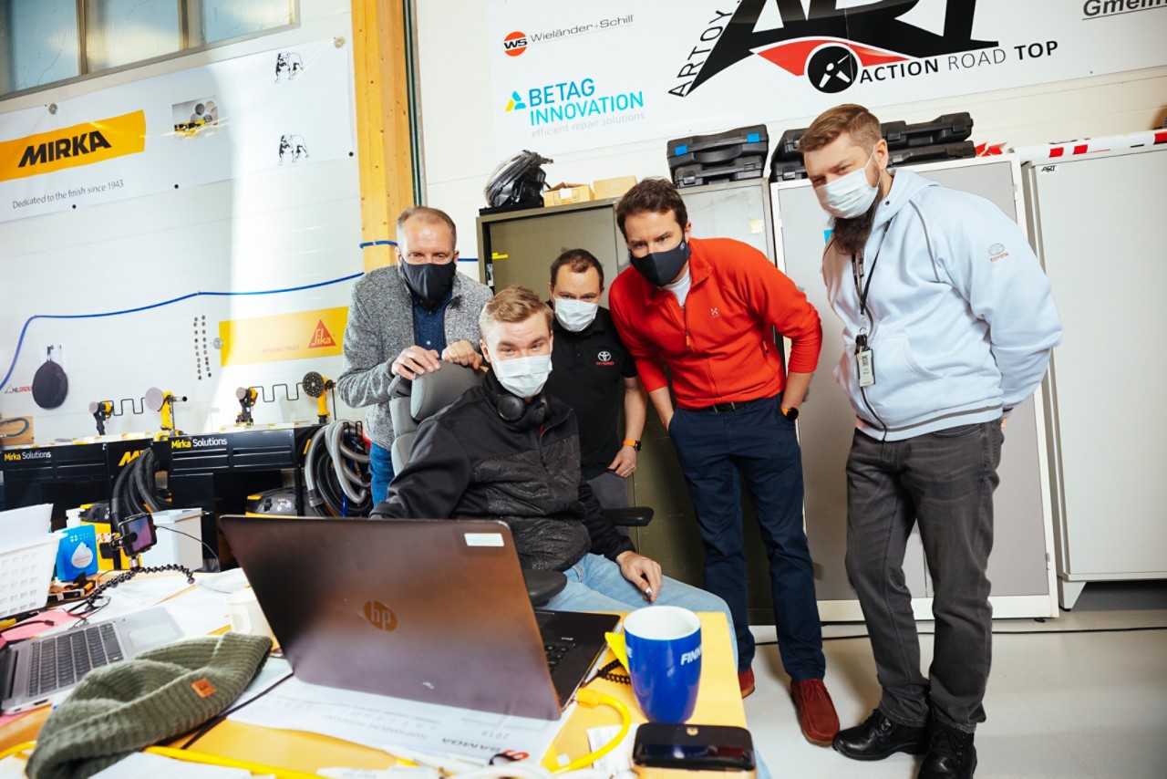 Expertise Factoryn mustapaitaiset Jamppa Koivuoja ja Mikko Kittelä esittelevät virtuaalista koulutustekniikkaa toyotalaisille. Vasemmalla on Toyotan koulutuspäällikkö Kari Ronkainen, oikealla kouluttajat Lasse Väänänen ja Jussi Rautoja.