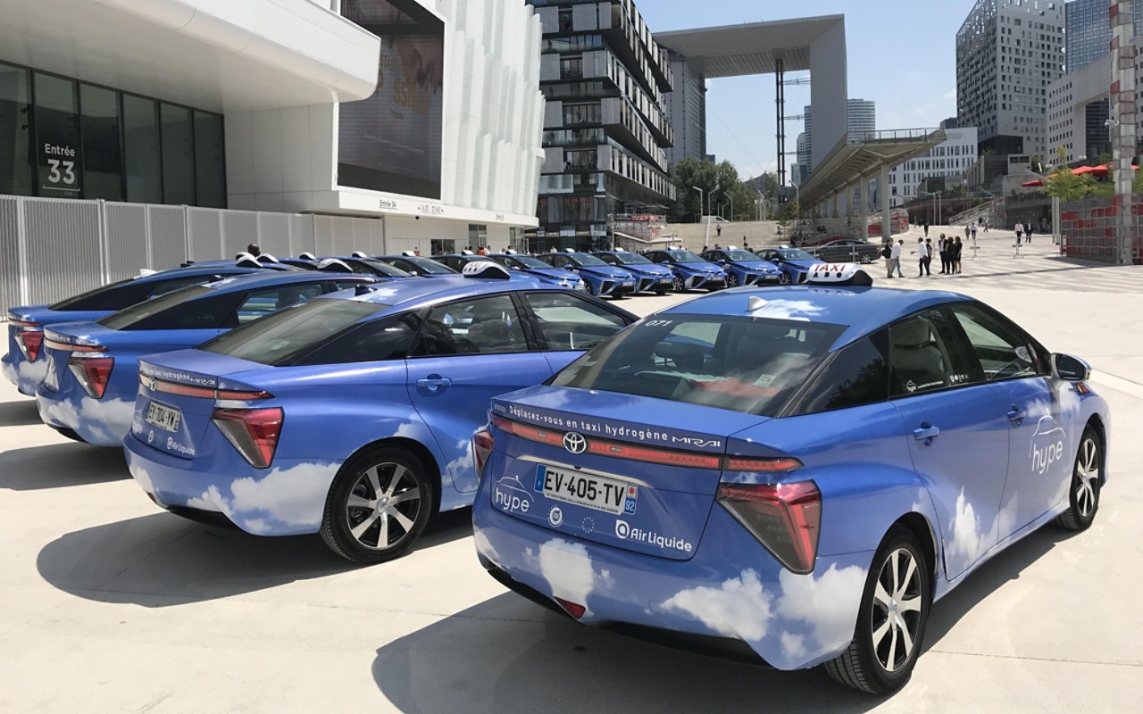 Toyota Mirai-taksiautoja Pariisissa