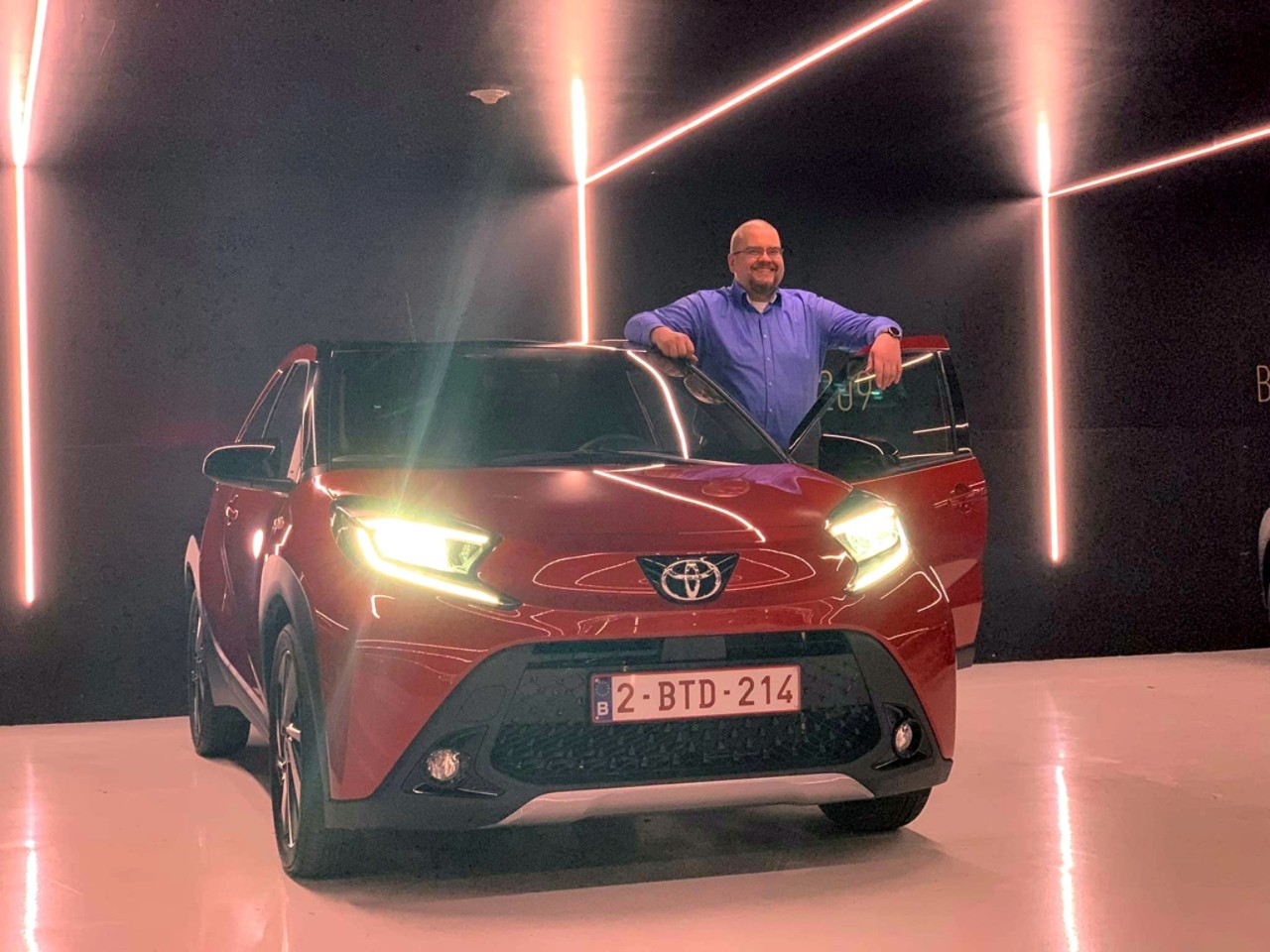 Toyota Aygo X ja Toyota Auto Finland Oy:n tiedotuspäällikkö Pekka Karvinen