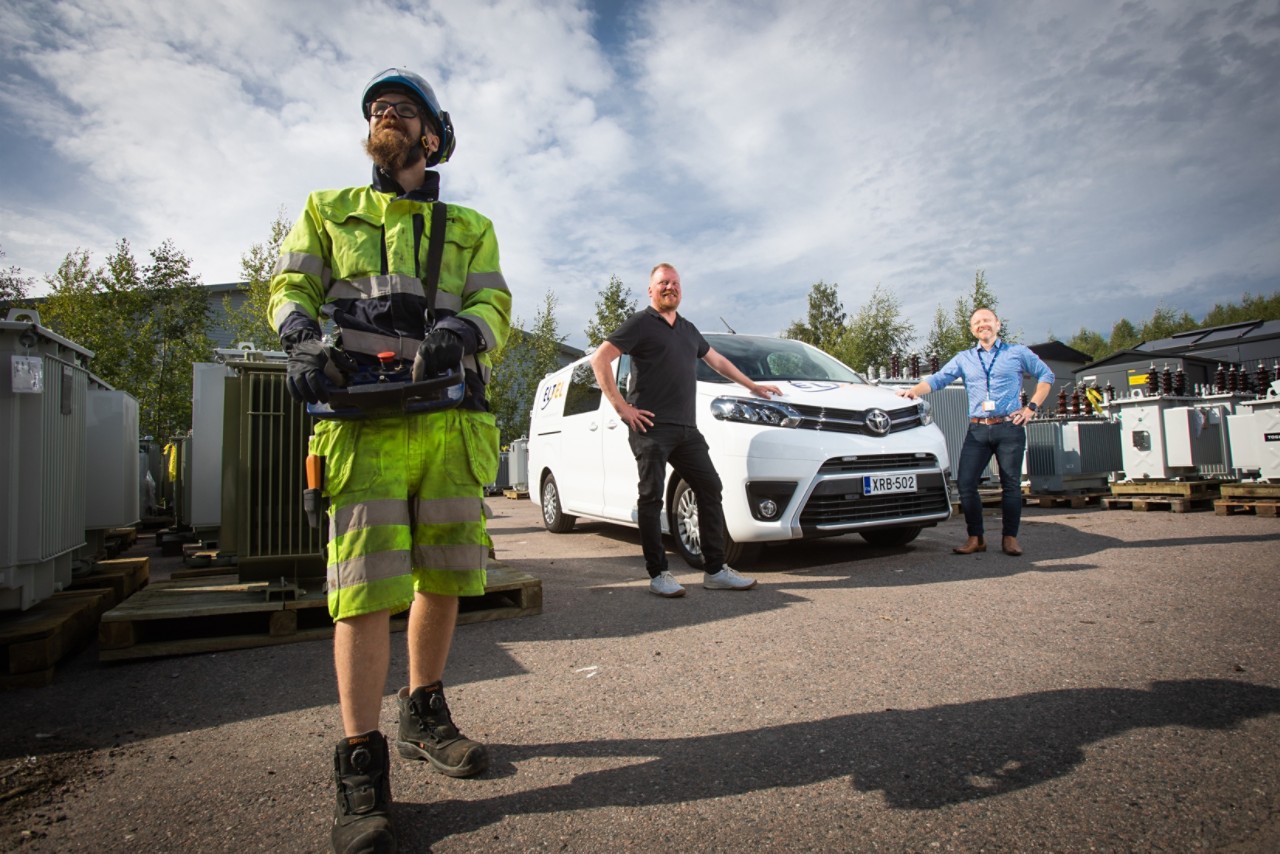 Eltelin sähköasentaja Antti Lamberg, kalustopäällikkö Juha Miettinen ja tuotantopäällikkö Jarkko Honkanen ovat tyytyväisiä uusiin Toyota Proace EV -pakettiautoihinsa.