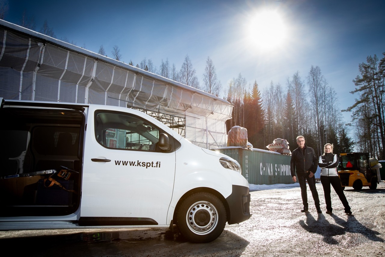 Toyota Proace, KSPT-insulationin toimitusjohtaja Jukka Peltonen ja autoista vastaava Taru Kattilakoski