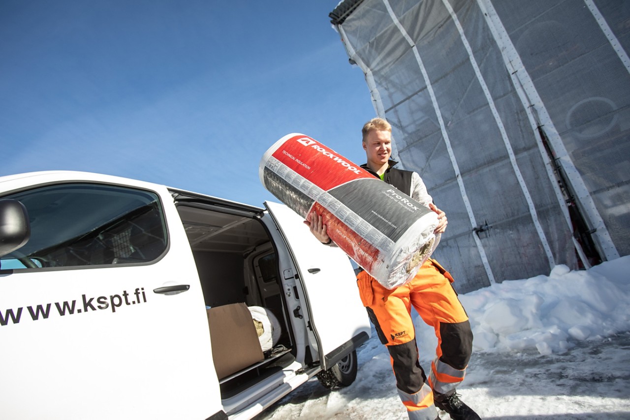 Tuotantotyöntekijä Kristian Kujala purkamassa lastia Toyota Proacesta.