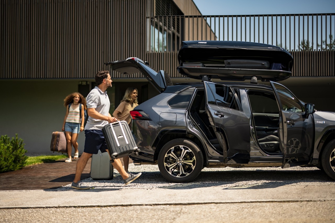 Toyota katolle taakkatelineisiin asennettava suksi-/tavaraboksi