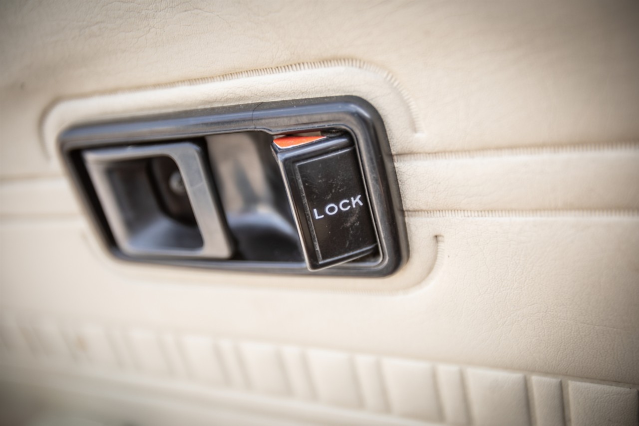 Toyota Corolla HT oven avaaja