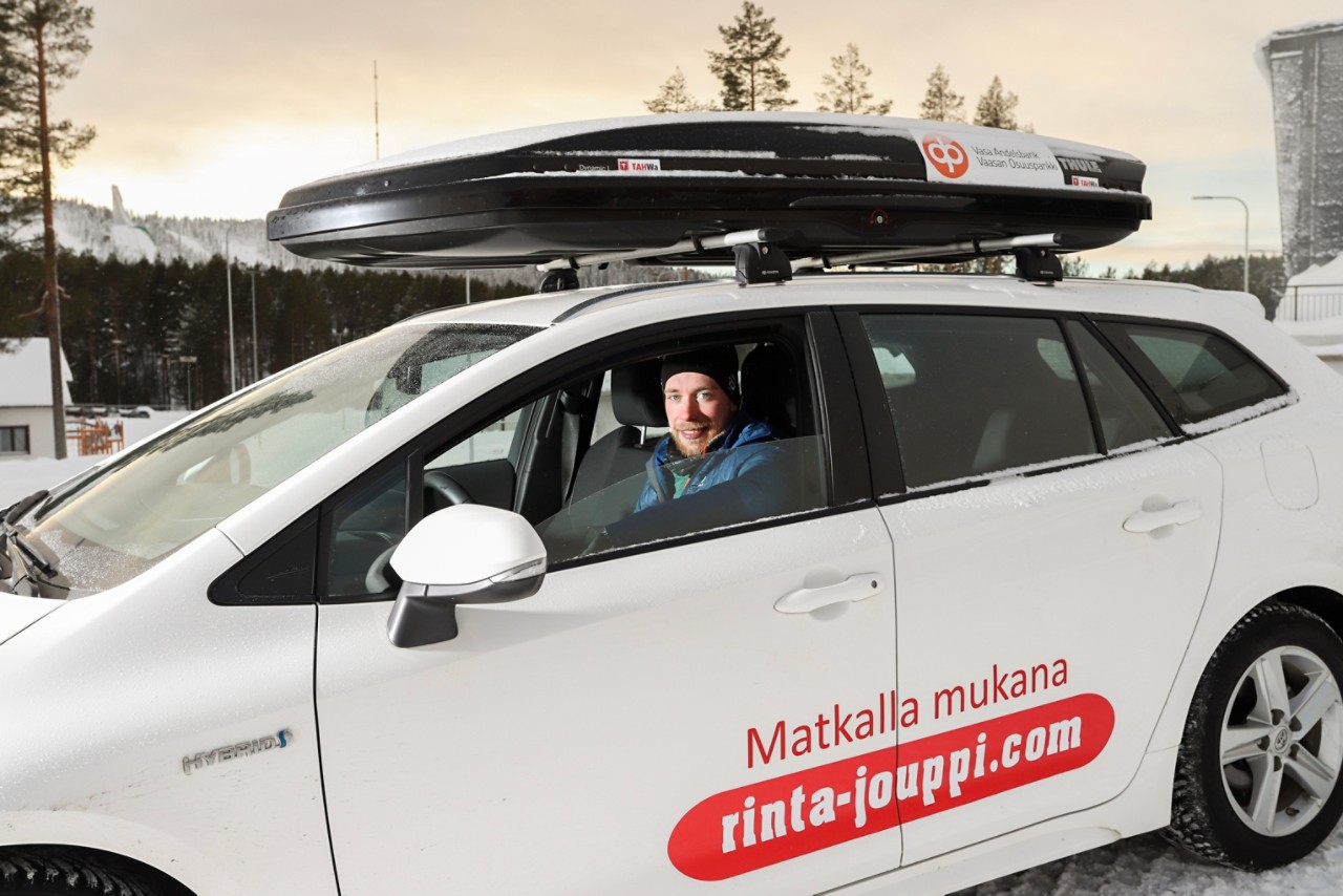 Maastohiihtäjä Joni Mäki ja Toyota Corolla