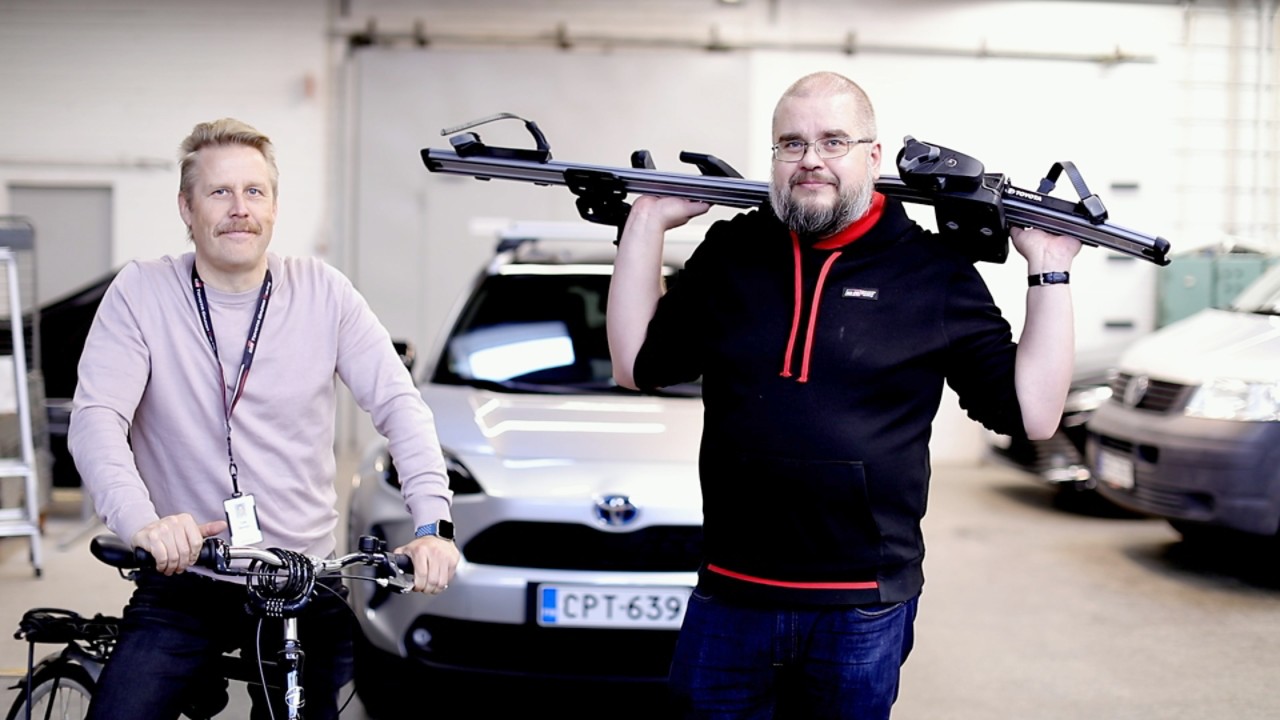 Totte Raivisto ja Pekka Karvinen Toyotan polkupyörän kuljetustelineen asennusvideo