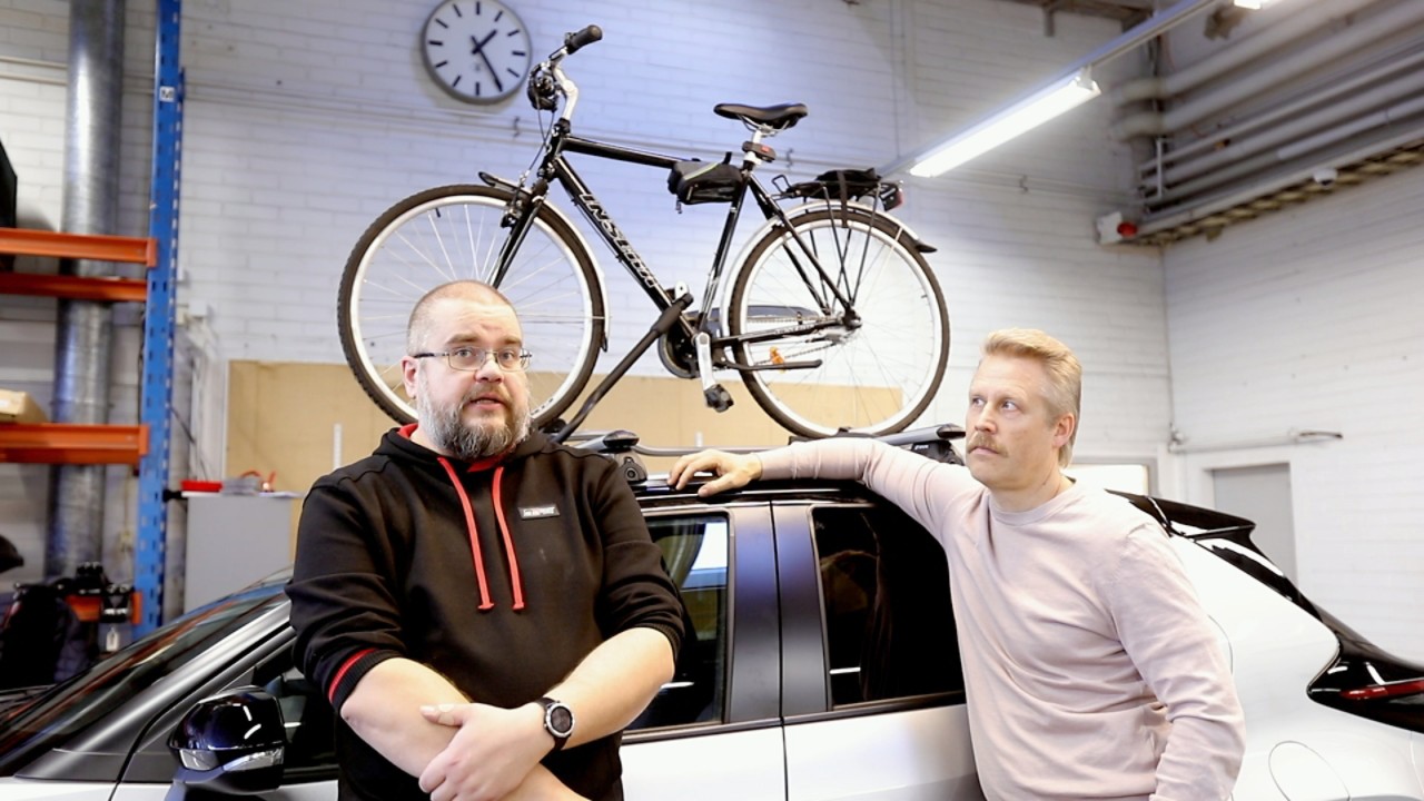 Pekka Karvinen ja Totte Raivisto Toyotan polkupyörän kuljetustelineen asennusvideo