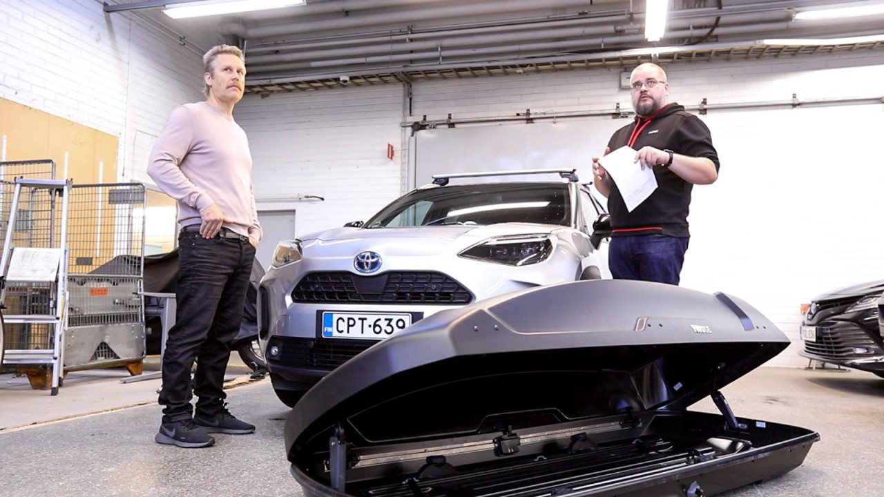 Toyota Wayn tehokaksikko Totte Raivisto ja Pekka Karvinen opastavat kädestä pitäen, kuinka suksiboksi asennetaan auton katolle.