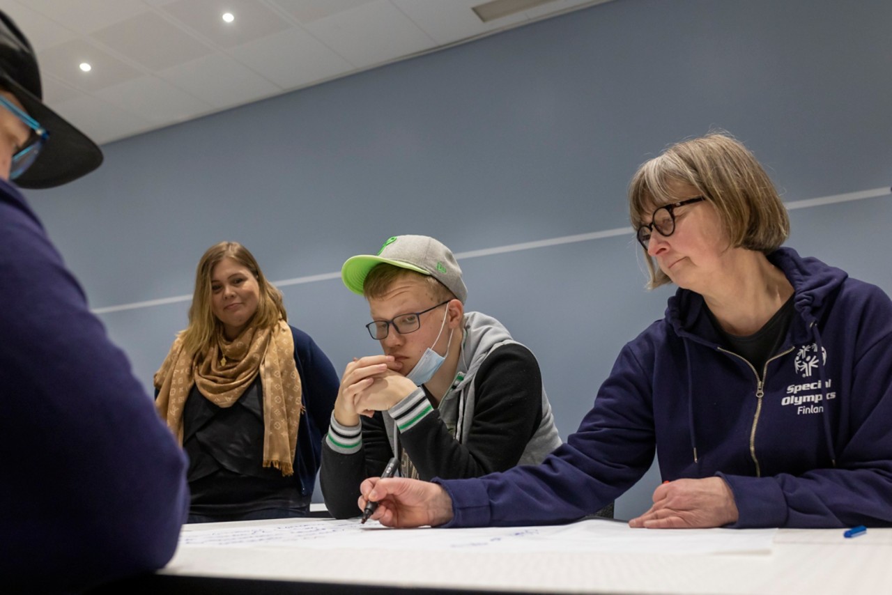Toyota Finland Oy:n Mia Meinander sekä jalkapalloilija Dari Dejev ja Special Olympics -johtoryhmän puheenjohtaja/Special Olympics -urheilijan äiti Riikka Pyykkö.