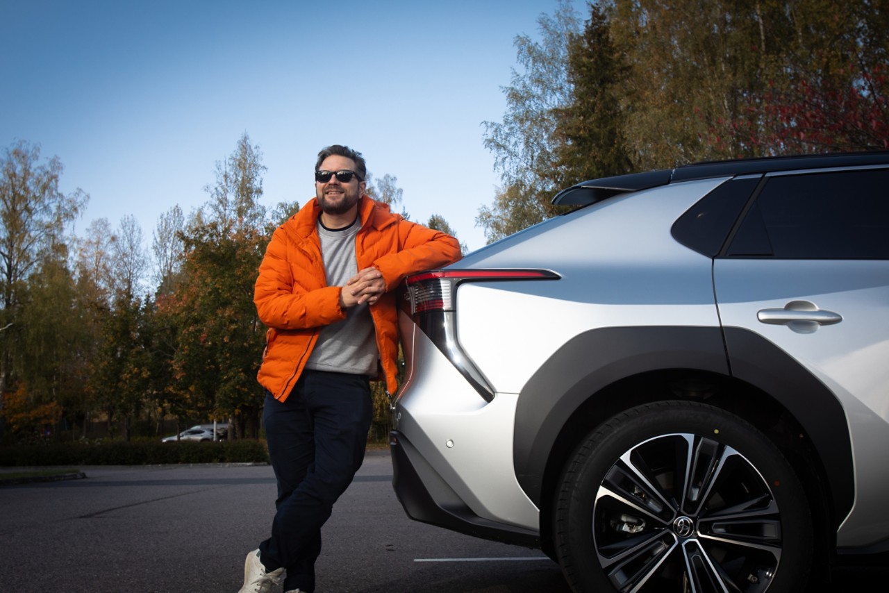 Sähköinen Toyota bZ4X ja amatöörikoeajaja Juho Paavola