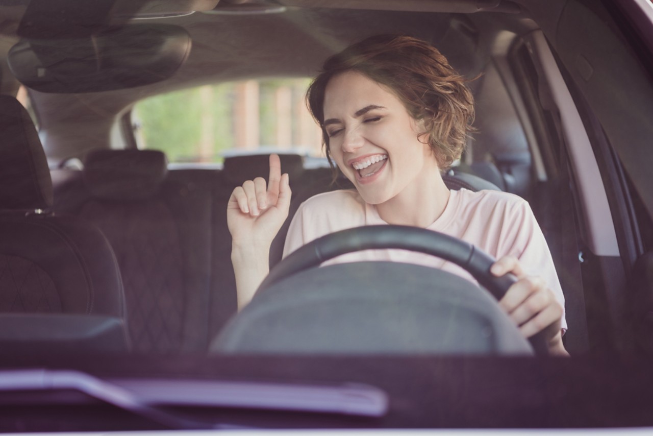 Musiikin kuuntelu vähentää stressiä autossa
