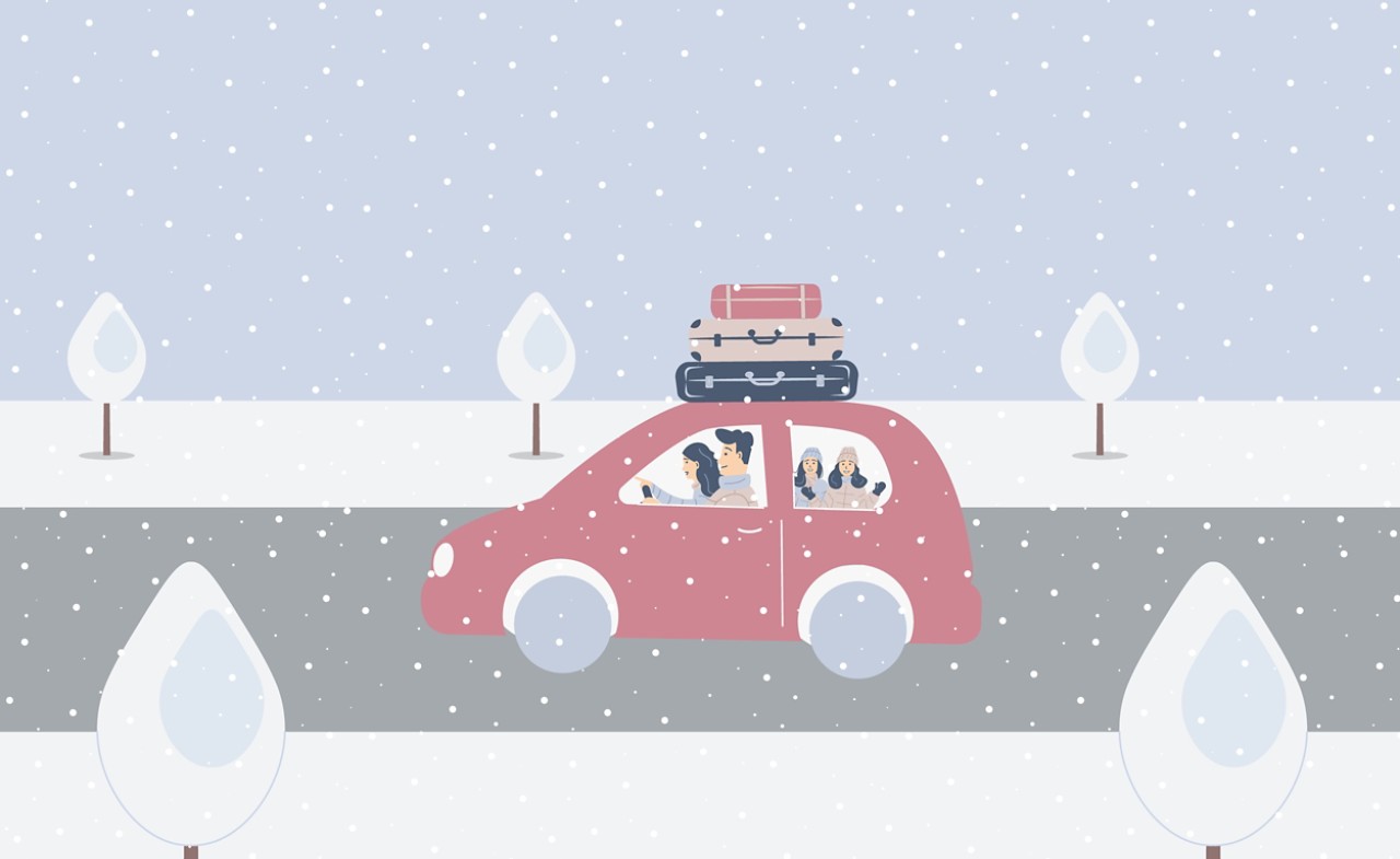 Perhe autoilee lumisateessa.