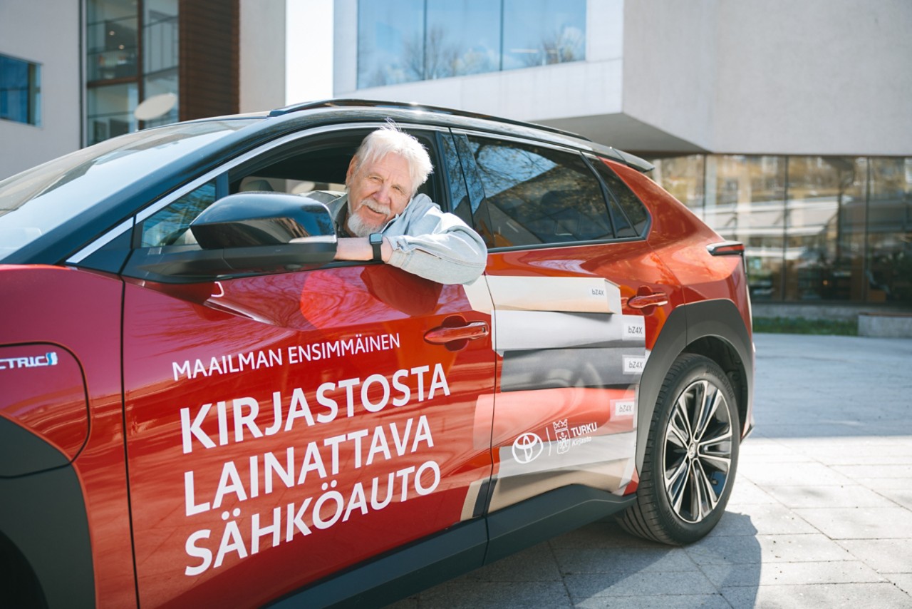 Toyota bZ4X täyssähköinen crossover ja Pentti Laukkanen