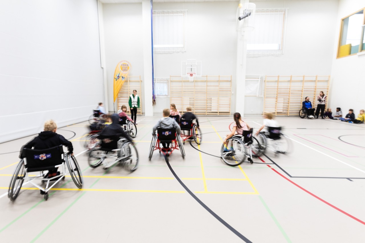Para School Day tuo iloa ja pyörätuoleja kouluihin