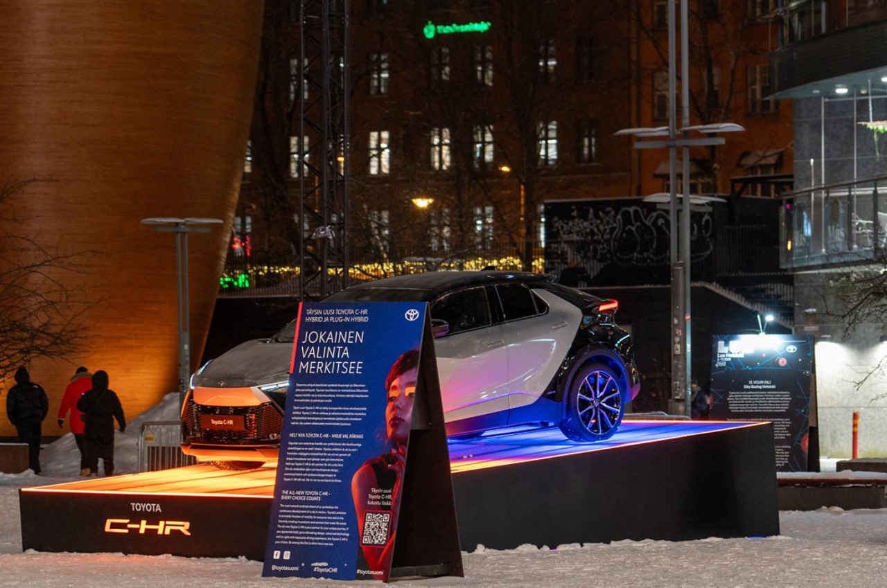 Täysin uusi Toyota C-HR on näyttävästi esillä Narinkkatorilla Helsingissä Lux Helsinki-valofestivaalin yhteydessä.