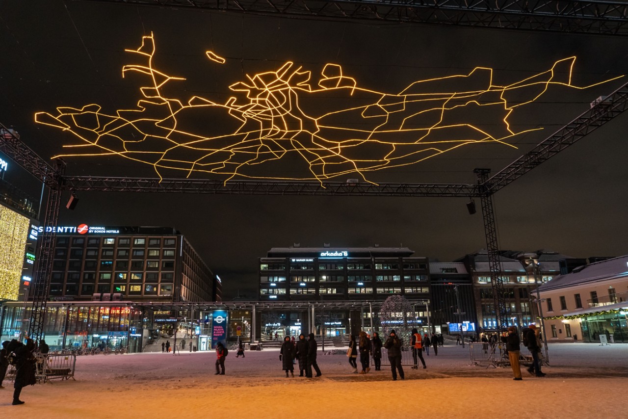 City Gazing Helsinki -valotaideteoksesta välittyy Helsingin tieverkoston kehitys sadan vuoden aikana avaruudesta nähtynä vähitelleen syttyvien valojuovien kautta. Esityksen vaikuttavuutta lisätään kaupungin kehityskaareen synkronoidun musiikin kautta. 