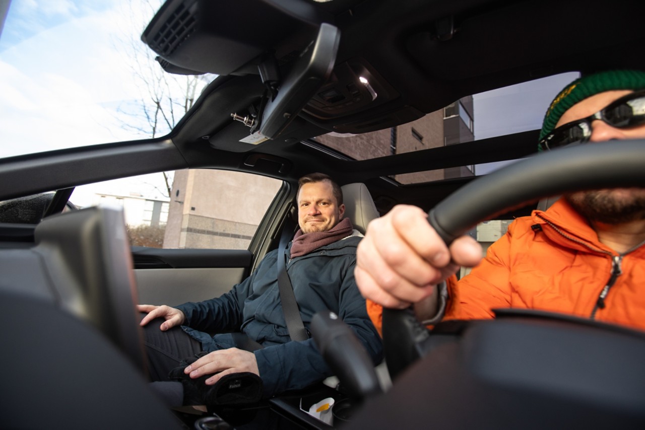 Sähköinen Toyota bZ4X sekä amatöörikoeajaja Juho Paavola ja Lauri Muranen