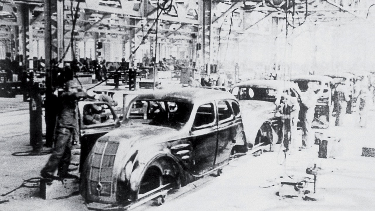 Toyotan tuotantolinja kymmeniä vuosia sitten.