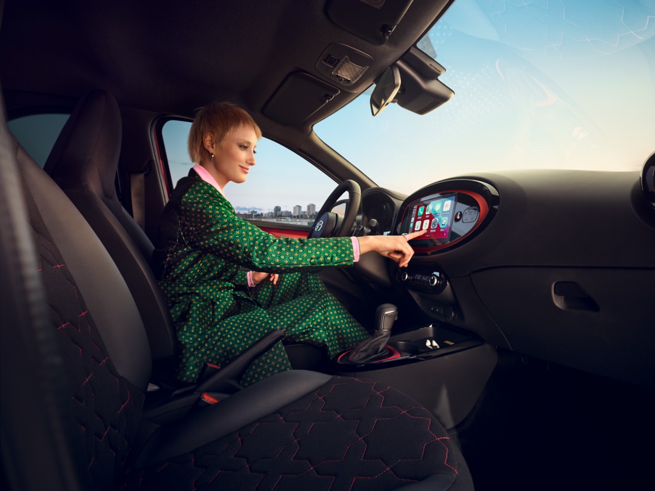 TOY_AYGO_X_2022_HUB_VC_IMG_KV_Connectivity_01_Media_Screen-1