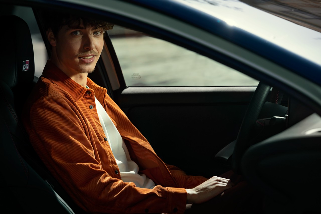 Nuori Toyota-kuljettaja