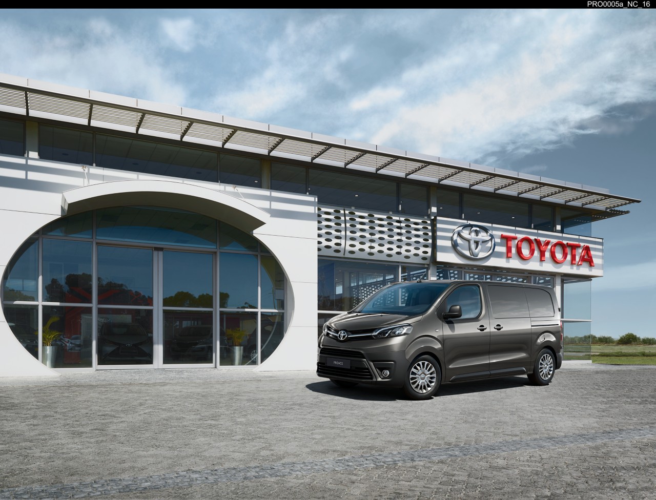 Toyota Proace jälleenmyyjäliikkeen edessä