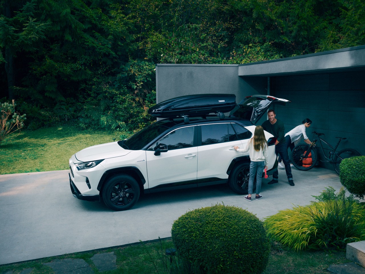 toy_rav18_hub_brandsocimgcarlifestyle09