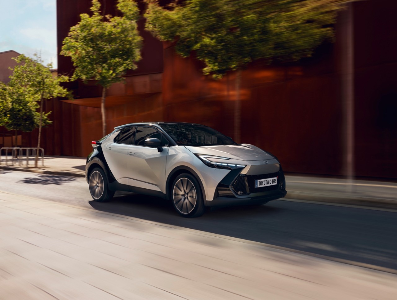 Uusi Toyota C-HR Hybrid Business